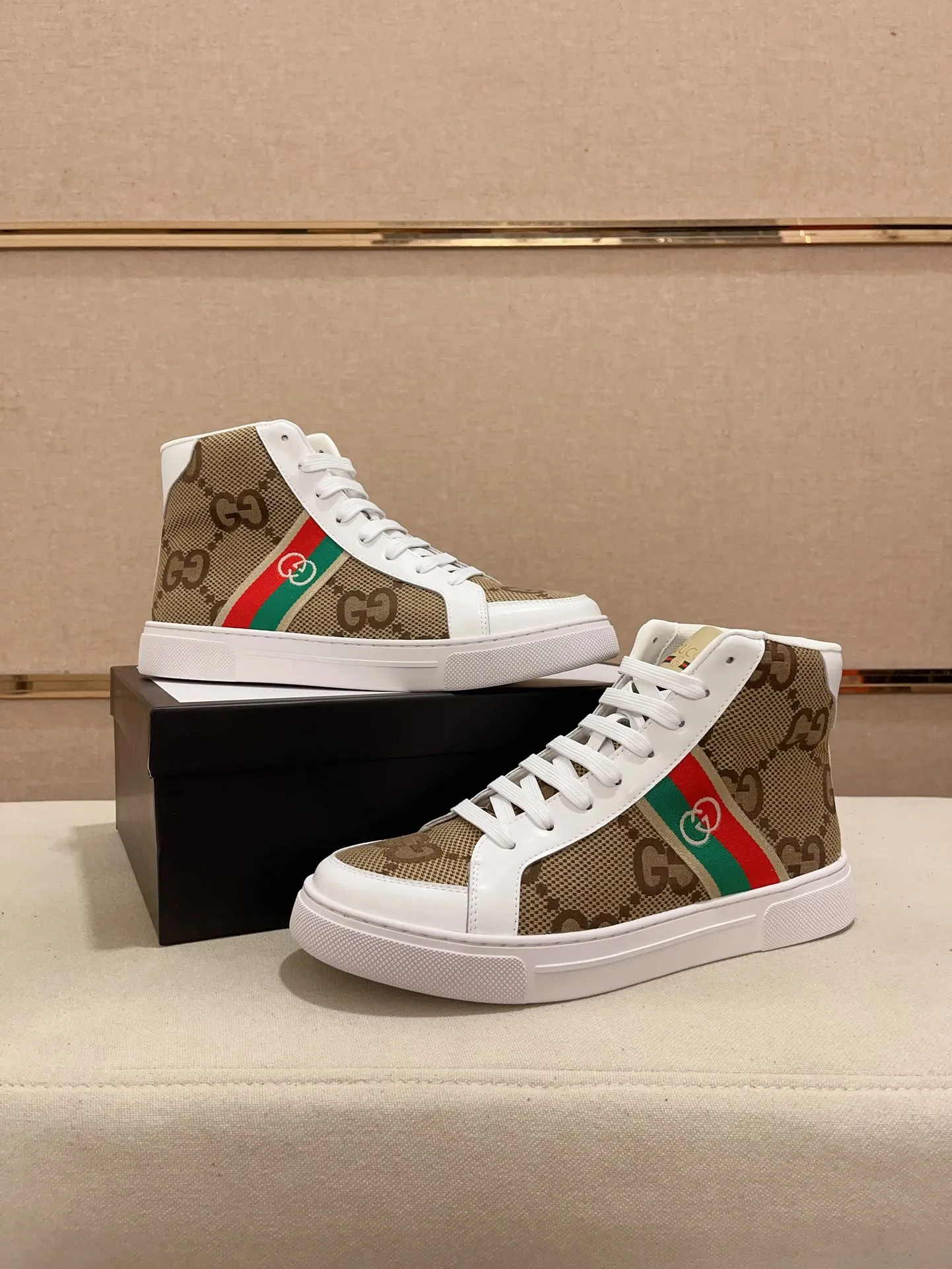 Men's shoes 💰 440 💰 High-quality new high-top GUCCI counters are on the market at the same time. The new men's shoes, 😘fabrics are selected imported cowhide, lining: sheepskin lining. 👍🏿 High-end ☄️ air-cushion molded anti-slip rubber outsole, exquisite lines, simple and elegant, comfortable and high-end for leisure travel. Code number: 38 to 44 (45 can be customized and cannot be returned or exchanged)
